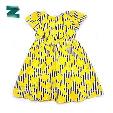 Kokvilnas auduma kleita ar apaļu apkakli ar īsām piedurknēm