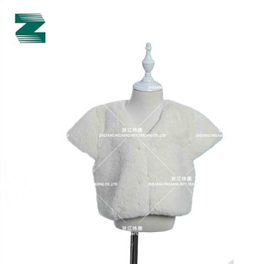 Mākslīgās kažokādas mētelis ar īsām piedurknēm un āķi un aci priekšpusē bērniem